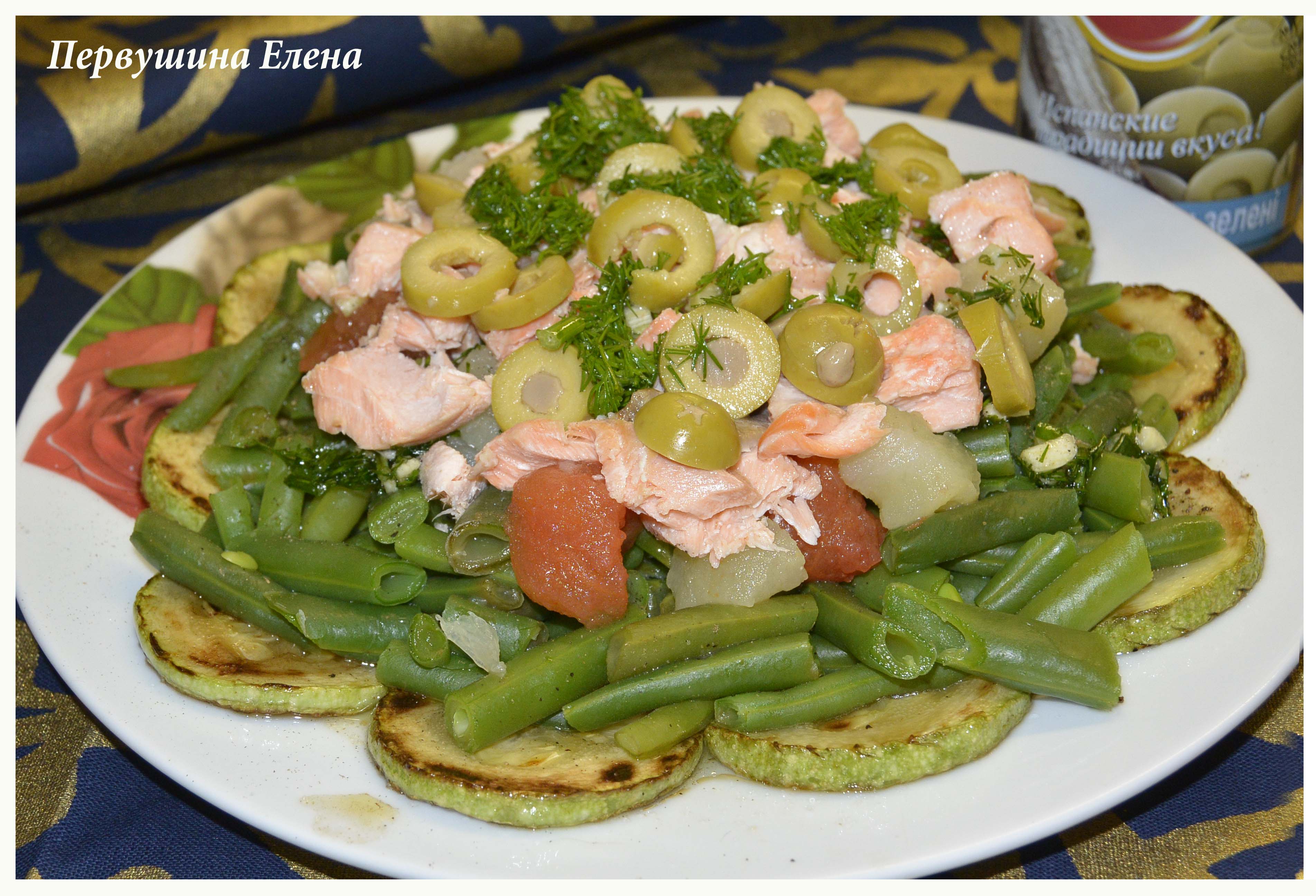 Салат овощной с форелью и оливками себе любимой