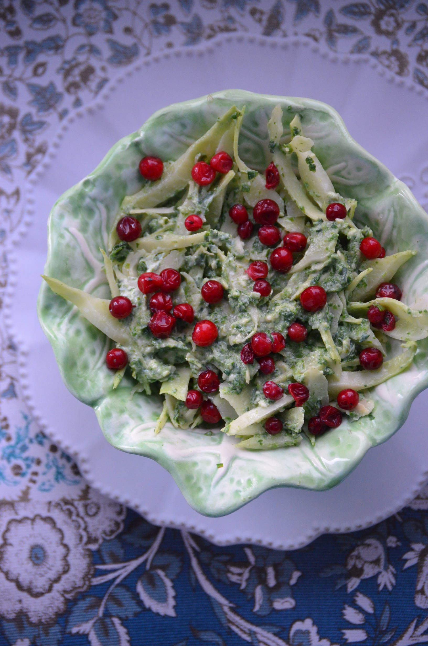 Салат с капустой , с сырной заправкой и шпинатом