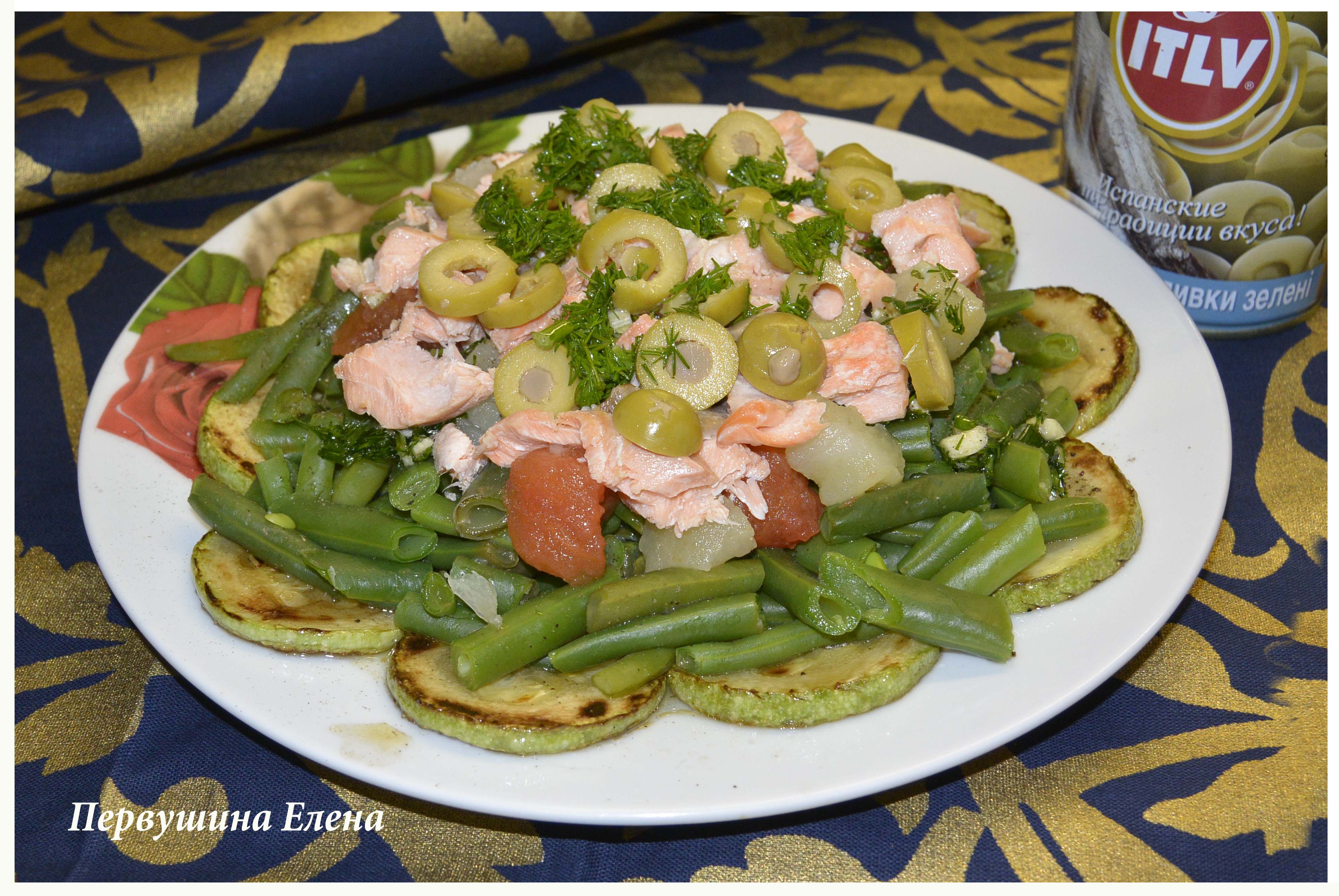 Салат овощной с форелью и оливками себе любимой