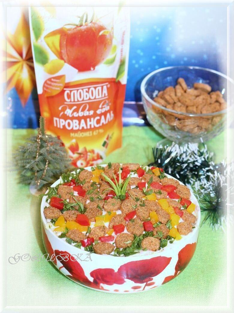 Салат из пекинской капусты, курицы и сухарей