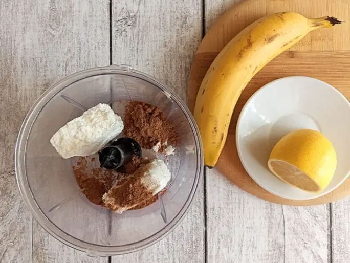 Бланманже из творога, банана и какао #пушкинкулинар: шаг 1