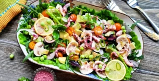 Салат с кальмаром, авокадо и свежими шампиньонами