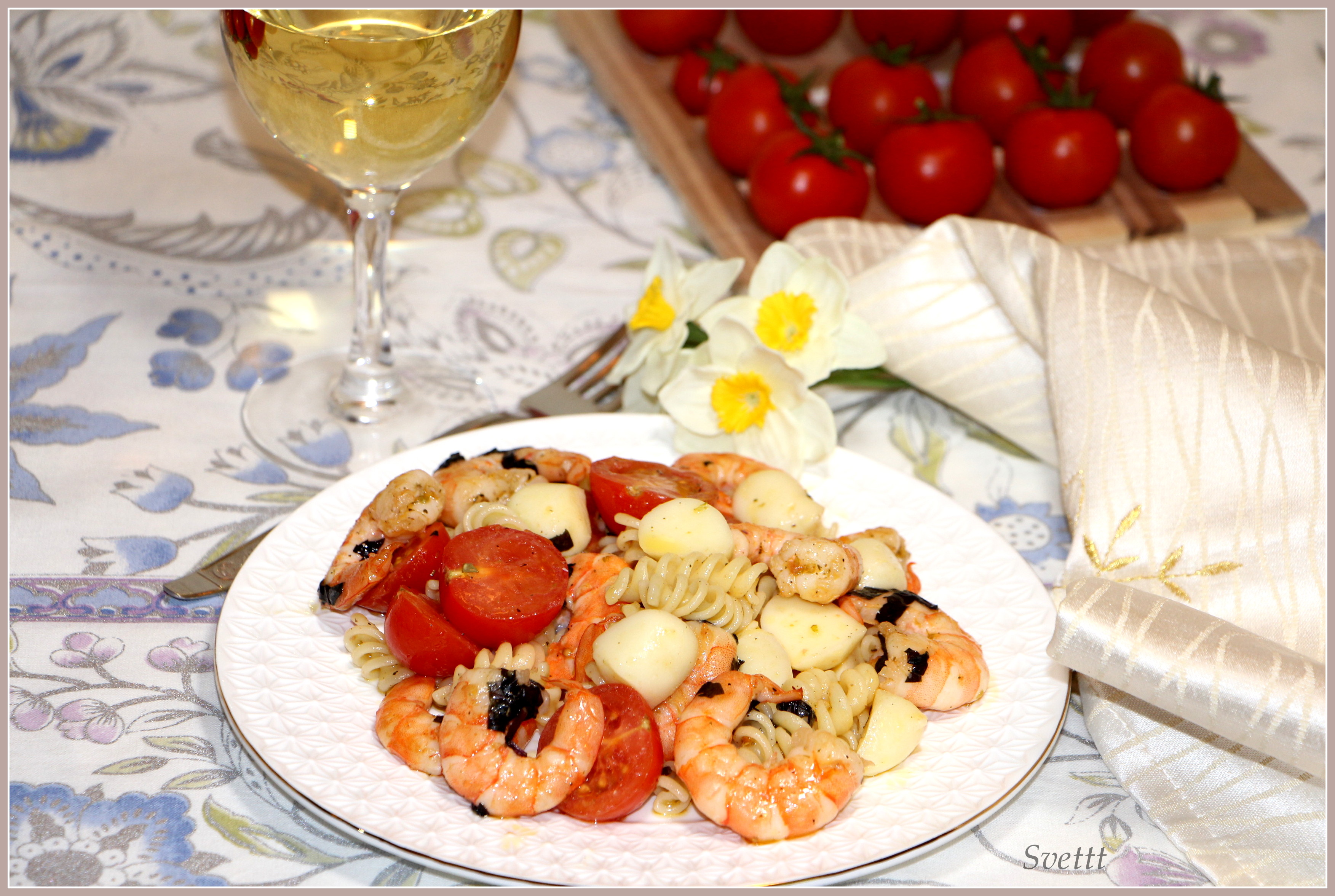 Салат пастой fusilli, креветками и сыром скаморца