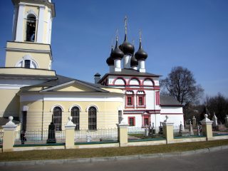 Салат с рисом янтарь и печенью трески