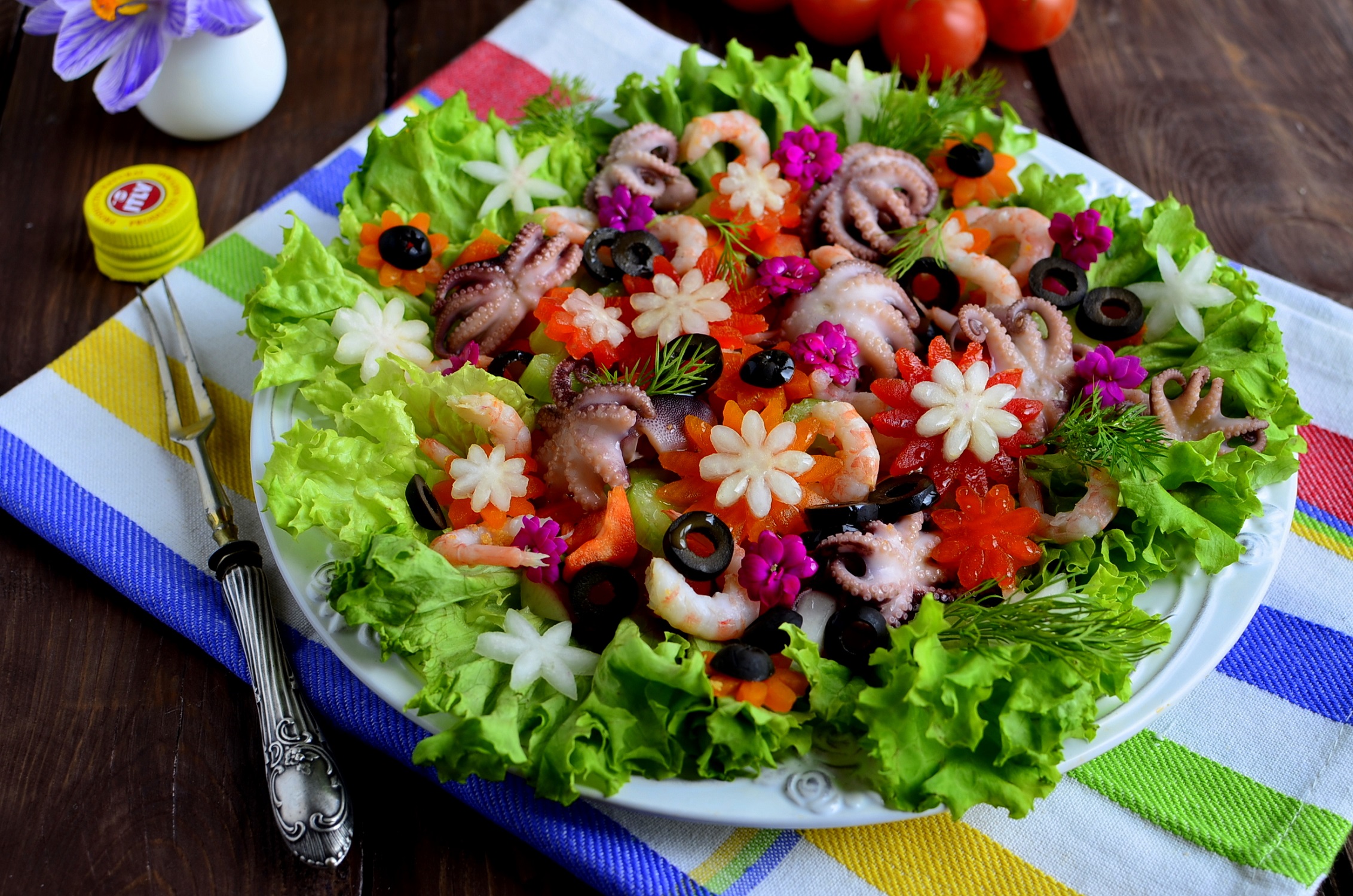 Салат с осьминогами и маслинами цветочная поляна