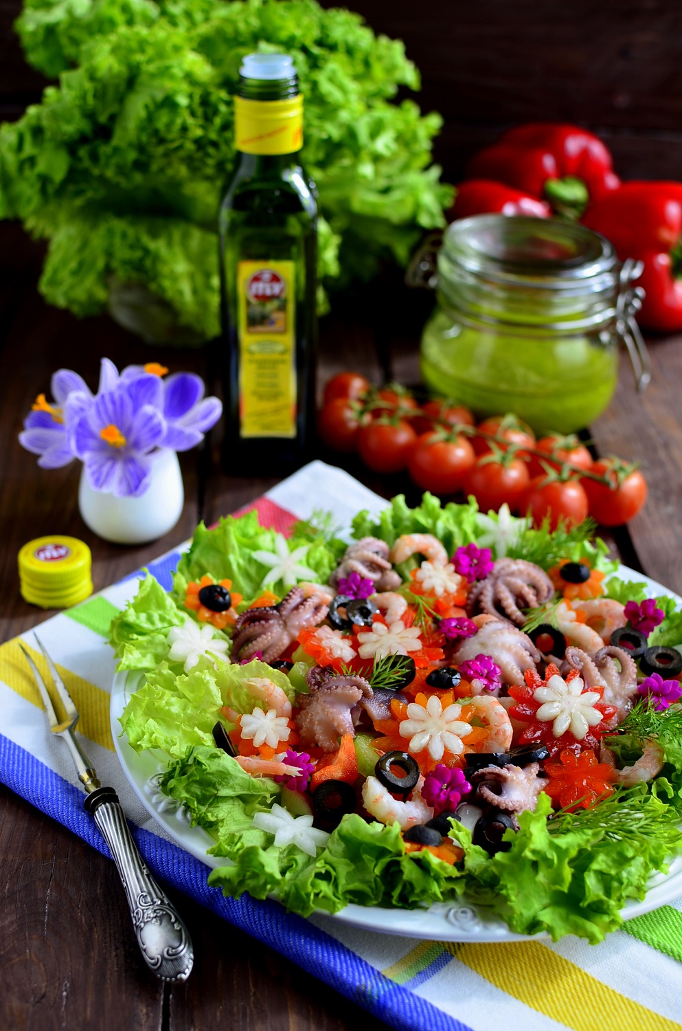 Салат с осьминогами и маслинами цветочная поляна