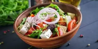 Овощной салат с зеленью и фетой