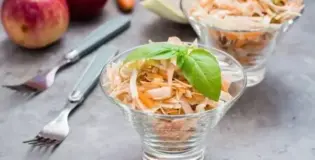 Салат из моркови с яблоками и клюквой