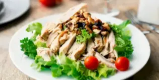 Куриный салат с копченым мясом.