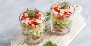Сладкий салат с крабовыми палочками