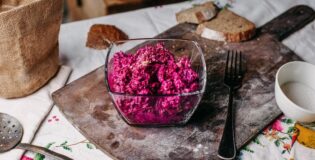 Свекольный салат с сыром и морковью